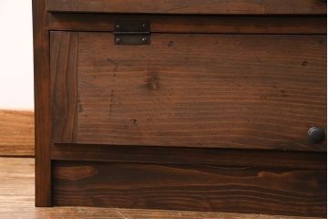 パタパタ扉の下駄箱を新規製作!本体はヒノキ無垢材、前板は古材を使用。取っ手を取り付け。濃い茶色で着色し仕上げ。(収納棚、戸棚、キャビネット)