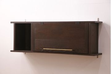 ウォールシェルフを新規製作!右側のみパタパタ扉、取っ手を取り付け。取り外し可能な棚板を設置。濃い茶色で着色し仕上げ。(吊り戸棚)