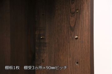 ウォールシェルフを新規製作!右側のみパタパタ扉、取っ手を取り付け。取り外し可能な棚板を設置。濃い茶色で着色し仕上げ。(吊り戸棚)