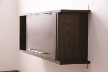ウォールシェルフを新規製作!右側のみパタパタ扉、取っ手を取り付け。取り外し可能な棚板を設置。濃い茶色で着色し仕上げ。(吊り戸棚)