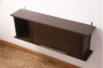 ウォールシェルフを新規製作!右側のみパタパタ扉、取っ手を取り付け。取り外し可能な棚板を設置。濃い茶色で着色し仕上げ。(吊り戸棚)