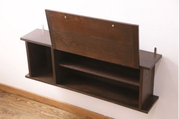 ウォールシェルフを新規製作!右側のみパタパタ扉、取っ手を取り付け。取り外し可能な棚板を設置。濃い茶色で着色し仕上げ。(吊り戸棚)
