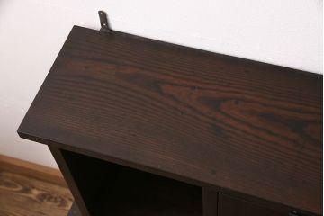 ウォールシェルフを新規製作!右側のみパタパタ扉、取っ手を取り付け。取り外し可能な棚板を設置。濃い茶色で着色し仕上げ。(吊り戸棚)