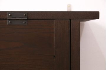 ウォールシェルフを新規製作!右側のみパタパタ扉、取っ手を取り付け。取り外し可能な棚板を設置。濃い茶色で着色し仕上げ。(吊り戸棚)
