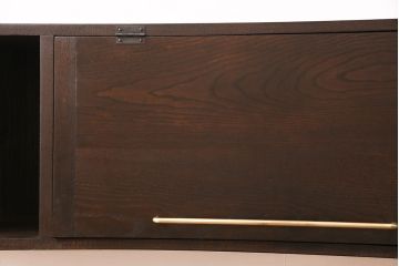 ウォールシェルフを新規製作!右側のみパタパタ扉、取っ手を取り付け。取り外し可能な棚板を設置。濃い茶色で着色し仕上げ。(吊り戸棚)