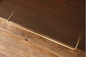ウォールシェルフを新規製作!右側のみパタパタ扉、取っ手を取り付け。取り外し可能な棚板を設置。濃い茶色で着色し仕上げ。(吊り戸棚)