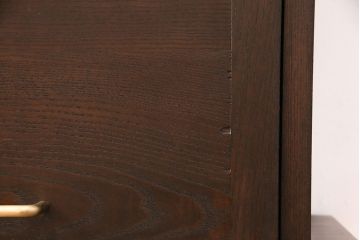 ウォールシェルフを新規製作!右側のみパタパタ扉、取っ手を取り付け。取り外し可能な棚板を設置。濃い茶色で着色し仕上げ。(吊り戸棚)