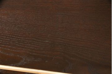 ウォールシェルフを新規製作!右側のみパタパタ扉、取っ手を取り付け。取り外し可能な棚板を設置。濃い茶色で着色し仕上げ。(吊り戸棚)