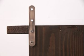 ウォールシェルフを新規製作!右側のみパタパタ扉、取っ手を取り付け。取り外し可能な棚板を設置。濃い茶色で着色し仕上げ。(吊り戸棚)