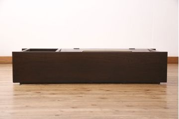 ウォールシェルフを新規製作!右側のみパタパタ扉、取っ手を取り付け。取り外し可能な棚板を設置。濃い茶色で着色し仕上げ。(吊り戸棚)