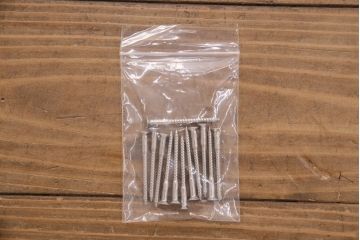 ウォールシェルフを新規製作!右側のみパタパタ扉、取っ手を取り付け。取り外し可能な棚板を設置。濃い茶色で着色し仕上げ。(吊り戸棚)