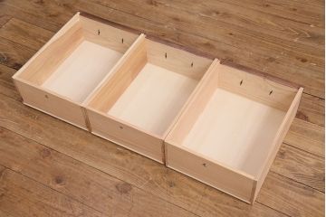 テレビ台を新規製作!本体はヒノキ材、引き出し前板は栗材を使用。フラップダウン式扉の収納と引き出しを製作。アンティークの金具を取り付け。脚はブラケットフィートを取り付け。(ローボード、ローチェスト、二本松箪笥)