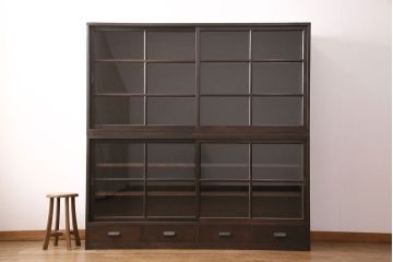 重ね戸棚を新規製作!建具はクリアガラスを組み入れ。黒染めした引き手を取り付け。濃い茶色で着色し仕上げ。(収納棚、食器棚、キャビネット)