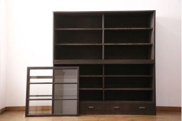 重ね戸棚を新規製作!建具はクリアガラスを組み入れ。黒染めした引き手を取り付け。濃い茶色で着色し仕上げ。(収納棚、食器棚、キャビネット)