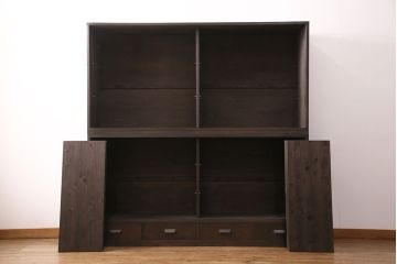 重ね戸棚を新規製作!建具はクリアガラスを組み入れ。黒染めした引き手を取り付け。濃い茶色で着色し仕上げ。(収納棚、食器棚、キャビネット)