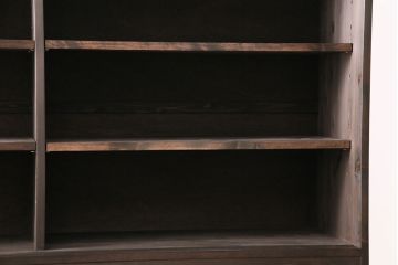 重ね戸棚を新規製作!建具はクリアガラスを組み入れ。黒染めした引き手を取り付け。濃い茶色で着色し仕上げ。(収納棚、食器棚、キャビネット)