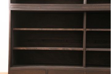 重ね戸棚を新規製作!建具はクリアガラスを組み入れ。黒染めした引き手を取り付け。濃い茶色で着色し仕上げ。(収納棚、食器棚、キャビネット)