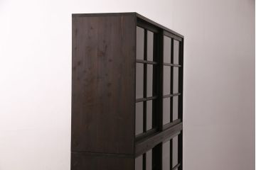 重ね戸棚を新規製作!建具はクリアガラスを組み入れ。黒染めした引き手を取り付け。濃い茶色で着色し仕上げ。(収納棚、食器棚、キャビネット)