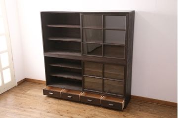 重ね戸棚を新規製作!建具はクリアガラスを組み入れ。黒染めした引き手を取り付け。濃い茶色で着色し仕上げ。(収納棚、食器棚、キャビネット)