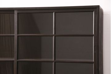 重ね戸棚を新規製作!建具はクリアガラスを組み入れ。黒染めした引き手を取り付け。濃い茶色で着色し仕上げ。(収納棚、食器棚、キャビネット)