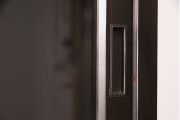 重ね戸棚を新規製作!建具はクリアガラスを組み入れ。黒染めした引き手を取り付け。濃い茶色で着色し仕上げ。(収納棚、食器棚、キャビネット)