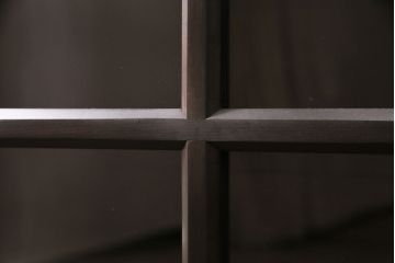 重ね戸棚を新規製作!建具はクリアガラスを組み入れ。黒染めした引き手を取り付け。濃い茶色で着色し仕上げ。(収納棚、食器棚、キャビネット)