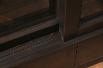 重ね戸棚を新規製作!建具はクリアガラスを組み入れ。黒染めした引き手を取り付け。濃い茶色で着色し仕上げ。(収納棚、食器棚、キャビネット)