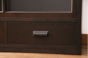 重ね戸棚を新規製作!建具はクリアガラスを組み入れ。黒染めした引き手を取り付け。濃い茶色で着色し仕上げ。(収納棚、食器棚、キャビネット)