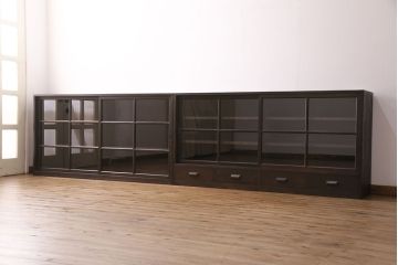重ね戸棚を新規製作!建具はクリアガラスを組み入れ。黒染めした引き手を取り付け。濃い茶色で着色し仕上げ。(収納棚、食器棚、キャビネット)