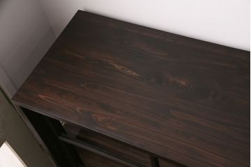 重ね戸棚を新規製作!建具はクリアガラスを組み入れ。黒染めした引き手を取り付け。濃い茶色で着色し仕上げ。(収納棚、食器棚、キャビネット)