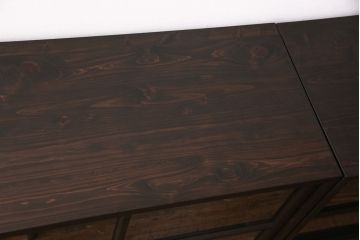 重ね戸棚を新規製作!建具はクリアガラスを組み入れ。黒染めした引き手を取り付け。濃い茶色で着色し仕上げ。(収納棚、食器棚、キャビネット)