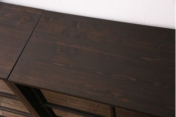 重ね戸棚を新規製作!建具はクリアガラスを組み入れ。黒染めした引き手を取り付け。濃い茶色で着色し仕上げ。(収納棚、食器棚、キャビネット)