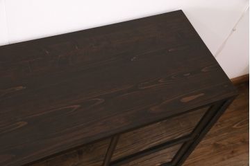 重ね戸棚を新規製作!建具はクリアガラスを組み入れ。黒染めした引き手を取り付け。濃い茶色で着色し仕上げ。(収納棚、食器棚、キャビネット)