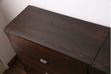 パタパタ扉の収納棚3台を新規製作!本体はヒノキ無垢材を使用。かぶせタイプの取っ手、鉄脚を取り付け。濃い茶色で着色し仕上げ。(戸棚、キャビネット、下駄箱)