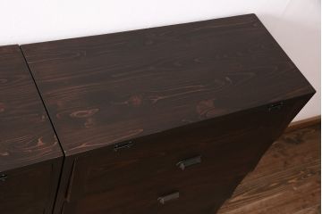 パタパタ扉の収納棚3台を新規製作!本体はヒノキ無垢材を使用。かぶせタイプの取っ手、鉄脚を取り付け。濃い茶色で着色し仕上げ。(戸棚、キャビネット、下駄箱)