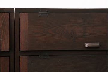 パタパタ扉の収納棚3台を新規製作!本体はヒノキ無垢材を使用。かぶせタイプの取っ手、鉄脚を取り付け。濃い茶色で着色し仕上げ。(戸棚、キャビネット、下駄箱)