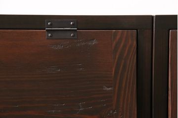 パタパタ扉の収納棚3台を新規製作!本体はヒノキ無垢材を使用。かぶせタイプの取っ手、鉄脚を取り付け。濃い茶色で着色し仕上げ。(戸棚、キャビネット、下駄箱)