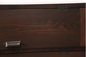 パタパタ扉の収納棚3台を新規製作!本体はヒノキ無垢材を使用。かぶせタイプの取っ手、鉄脚を取り付け。濃い茶色で着色し仕上げ。(戸棚、キャビネット、下駄箱)