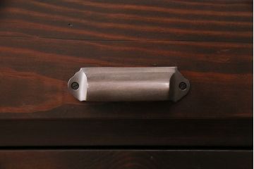 パタパタ扉の収納棚3台を新規製作!本体はヒノキ無垢材を使用。かぶせタイプの取っ手、鉄脚を取り付け。濃い茶色で着色し仕上げ。(戸棚、キャビネット、下駄箱)