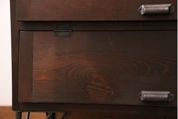 パタパタ扉の収納棚3台を新規製作!本体はヒノキ無垢材を使用。かぶせタイプの取っ手、鉄脚を取り付け。濃い茶色で着色し仕上げ。(戸棚、キャビネット、下駄箱)
