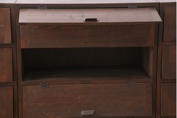 パタパタ扉の収納棚3台を新規製作!本体はヒノキ無垢材を使用。かぶせタイプの取っ手、鉄脚を取り付け。濃い茶色で着色し仕上げ。(戸棚、キャビネット、下駄箱)