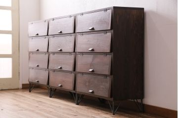 パタパタ扉の収納棚3台を新規製作!本体はヒノキ無垢材を使用。かぶせタイプの取っ手、鉄脚を取り付け。濃い茶色で着色し仕上げ。(戸棚、キャビネット、下駄箱)