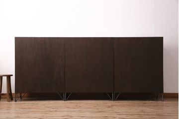 パタパタ扉の収納棚3台を新規製作!本体はヒノキ無垢材を使用。かぶせタイプの取っ手、鉄脚を取り付け。濃い茶色で着色し仕上げ。(戸棚、キャビネット、下駄箱)
