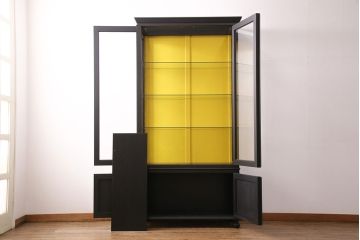 ガラス収納棚を新規製作!上段建具、両サイド、棚板をガラスで製作。本体はマットブラック、収納棚内背板はイエローでペイント仕上げ。(収納棚、キャビネット、飾り棚、カップボード)