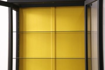 ガラス収納棚を新規製作!上段建具、両サイド、棚板をガラスで製作。本体はマットブラック、収納棚内背板はイエローでペイント仕上げ。(収納棚、キャビネット、飾り棚、カップボード)