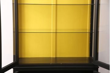 ガラス収納棚を新規製作!上段建具、両サイド、棚板をガラスで製作。本体はマットブラック、収納棚内背板はイエローでペイント仕上げ。(収納棚、キャビネット、飾り棚、カップボード)