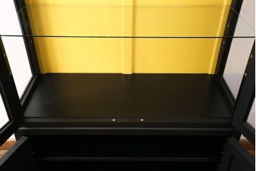 ガラス収納棚を新規製作!上段建具、両サイド、棚板をガラスで製作。本体はマットブラック、収納棚内背板はイエローでペイント仕上げ。(収納棚、キャビネット、飾り棚、カップボード)