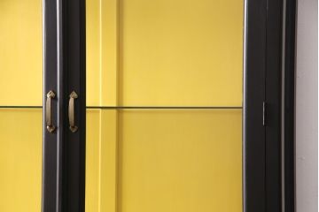 ガラス収納棚を新規製作!上段建具、両サイド、棚板をガラスで製作。本体はマットブラック、収納棚内背板はイエローでペイント仕上げ。(収納棚、キャビネット、飾り棚、カップボード)