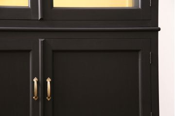 ガラス収納棚を新規製作!上段建具、両サイド、棚板をガラスで製作。本体はマットブラック、収納棚内背板はイエローでペイント仕上げ。(収納棚、キャビネット、飾り棚、カップボード)