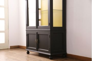 ガラス収納棚を新規製作!上段建具、両サイド、棚板をガラスで製作。本体はマットブラック、収納棚内背板はイエローでペイント仕上げ。(収納棚、キャビネット、飾り棚、カップボード)